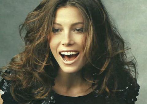 Jessica Biel gasta R$ 40 mil por semana com bolsas e sapatos